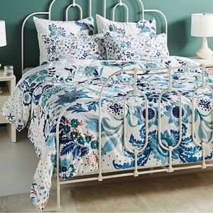 King!! Anthropologie Hollyknock Velvet Quilt!